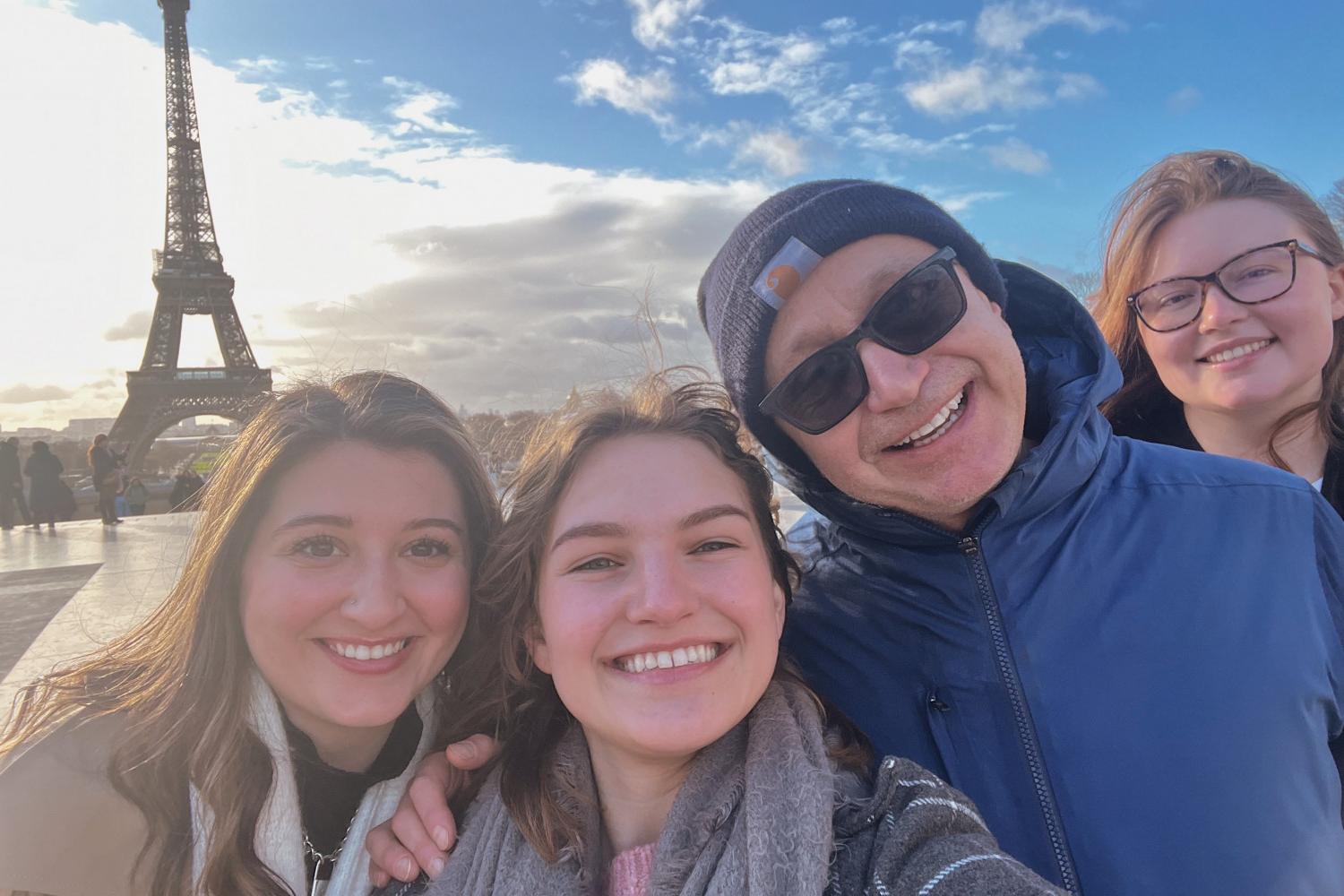 教授. Pascal Rollett and students take a photo on the 2023 Paris J-Term study tour.